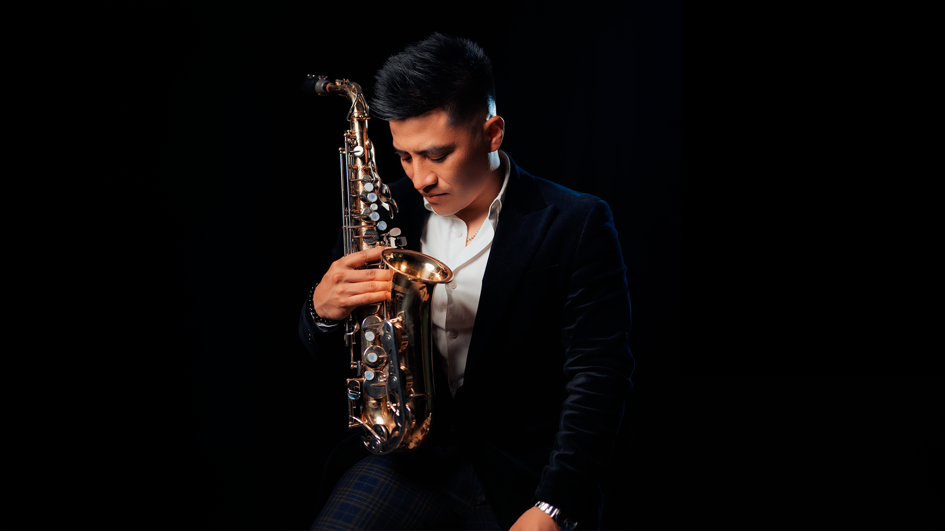 Daniel Magzul tocando el saxofón